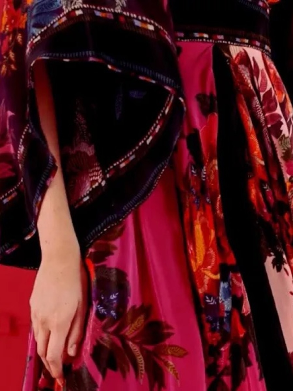 FLASHSALE 💫 FARM Rio V‑Neck Floral Maxi Dress in Pink, Navy & Magenta - Picture 4 of 6